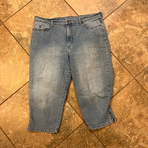 Gloria Vanderbilt Amanda All-Around Slimming Effect  Denim Capris - Picture 11 of 12